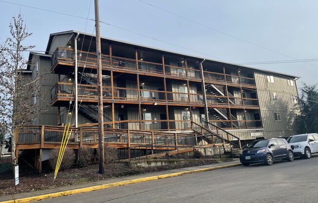 Holden01 - 1150 12th St NE