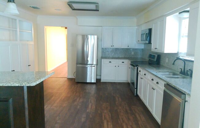 533 Naples - 4/Bed 2/Bath - $2295/month