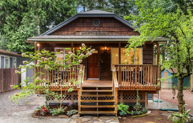 Charming 3 Bed / 1.75 Bath Craftsman-Style Home in Shoreline