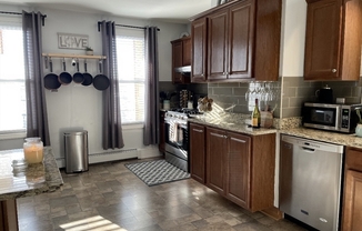 3 beds, 1 bath, 1,200 sqft, $2,800, Unit 3