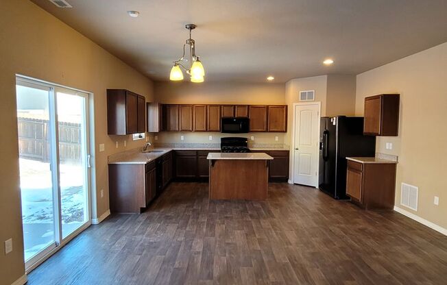Spacious 4 Bedroom for Rent on Desert Lily