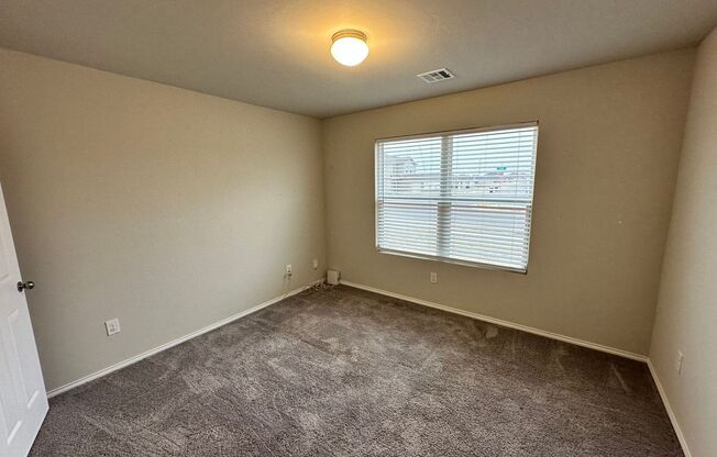 Move -in Special: Cute 4 bed 2 bath in Yukon