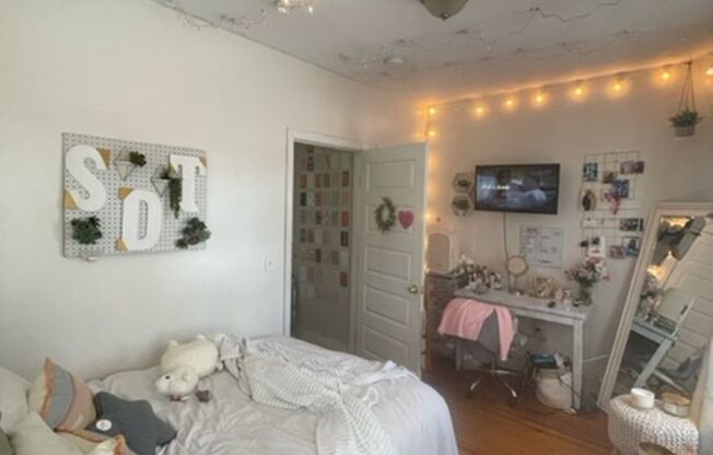 3 beds, 1 bath, $2,400, Unit 624 Smith #1