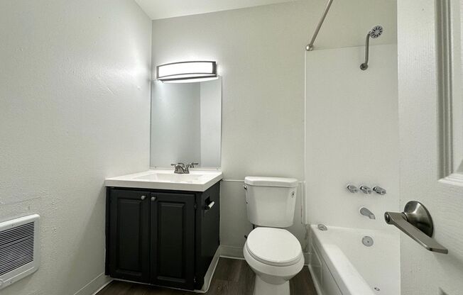 3 beds, 1 bath, 800 sqft, $1,595, Unit 21