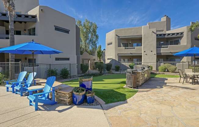Garden Courtyard With Grills And Fireplace at Scottsdale Horizon Apartments, Scottsdale, 85260