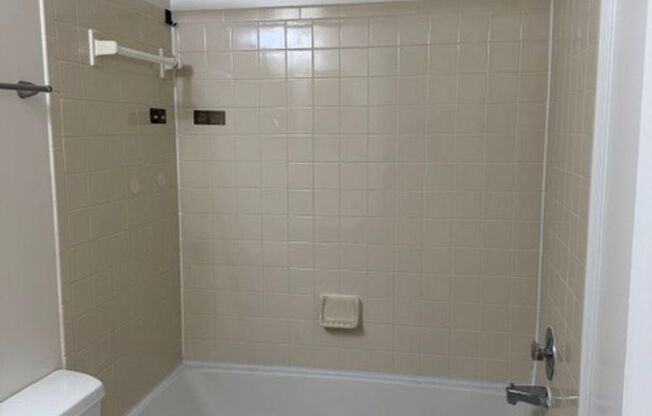 Charming 1 Bed 1 Bath Condo In Convenient Heatherlea