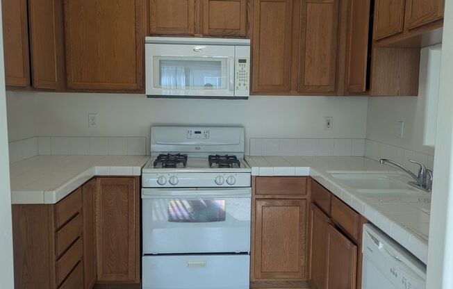 2 beds, 2 baths, $1,400, Unit C