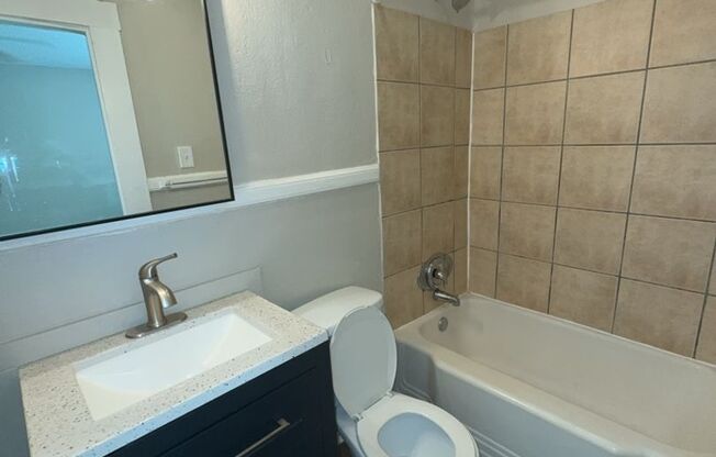 1 bed, 1 bath, $815, Unit C