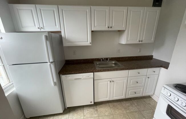 1 bed, 1 bath, 768 sqft, $1,400, Unit Royal York 810