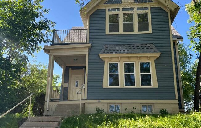 1106 E PRYOR AVE
