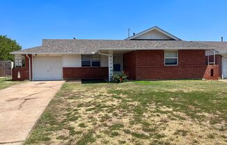 3 Bedroom Home in Prime MOORE Location!