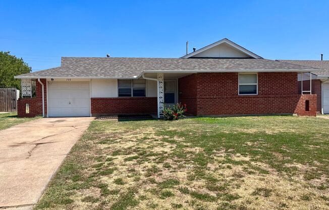 3 Bedroom Home in Prime MOORE Location!