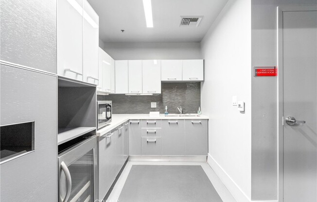 1 bed, 1 bath, 800 sqft, $2,700