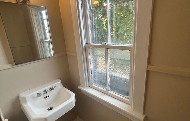 2 beds, 1 bath, $1,100