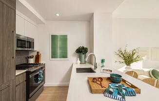 457 W 40 ST