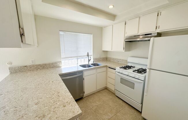 Move-in ready 2-Bedroom / 2-Bathroom apartment in Vista!