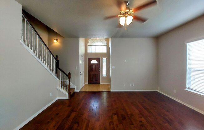 Lovely 4 Bedroom Home with Master Downstairs-Easy Access to I-35