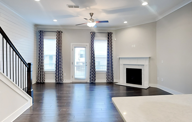 2038 ROCKLEDGE RD NE