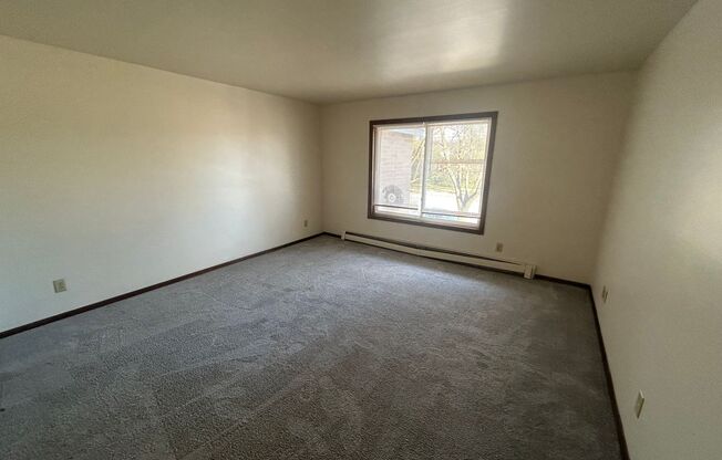 2 beds, 1 bath, $1,125, Unit 33