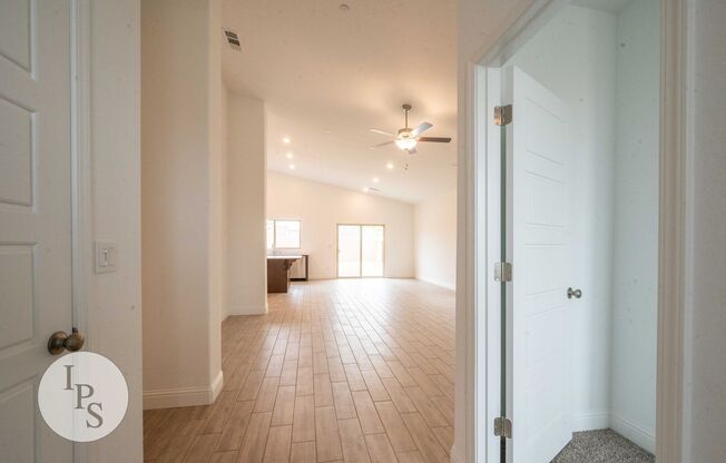 2022 South/East Fresno Home, 4BR/2BA - Lots of Amenities!