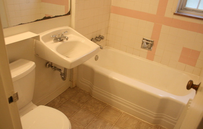 2 beds, 1 bath, 700 sqft, $1,000, Unit C03