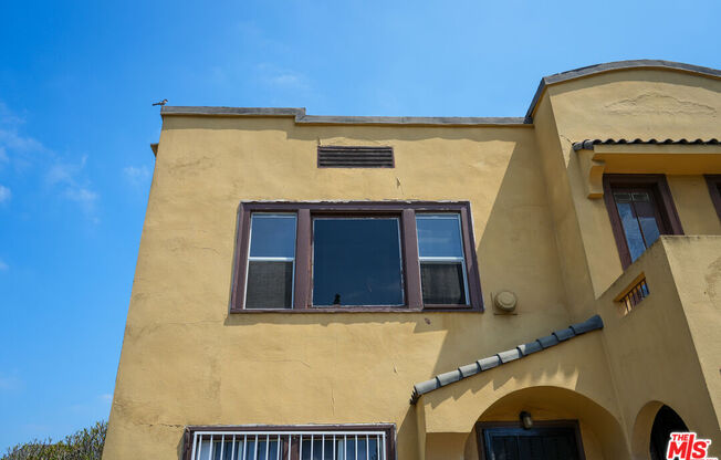 1353 W 49 ST