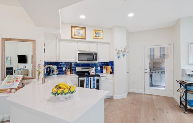 2 beds, 2 baths, $2,400