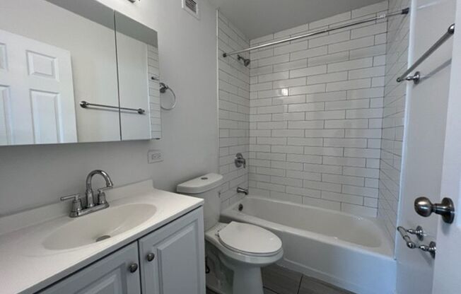2 beds, 1 bath, 1,100 sqft, $1,995, Unit 0701