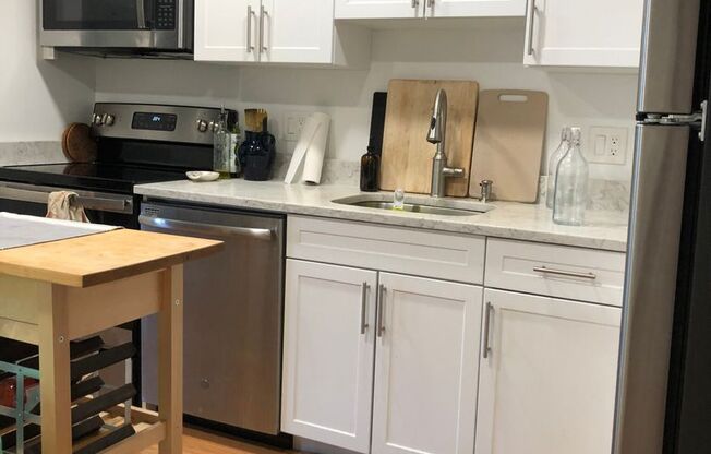 2 beds, 1 bath, $3,000, Unit 5