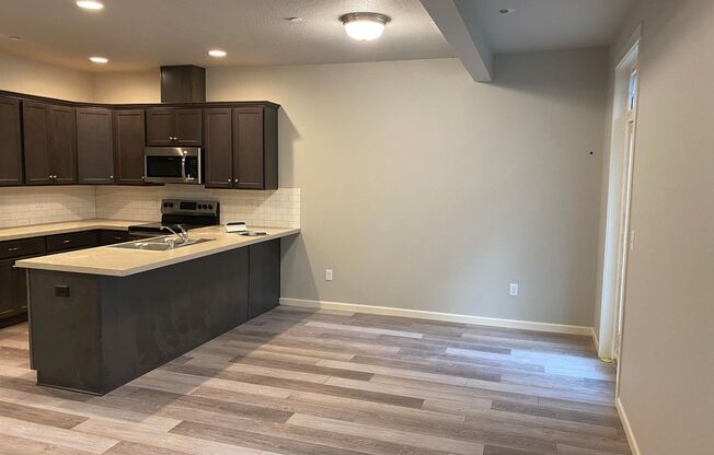 LIKE NEW Kalama Townhome for Lease - 211 Cloverdale Rd Unit A