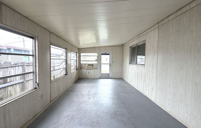 OVERSIZED 2/2 IN QUIET NEIGHBORHOOD!