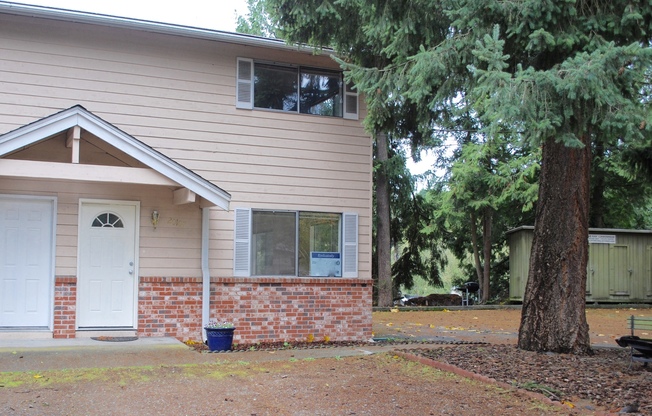 Bright Two-Bedroom End-Unit Townhouse in Shoreline