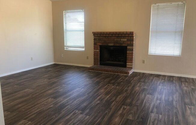 Spacious 3 Bedroom w/ Pool in Peoria