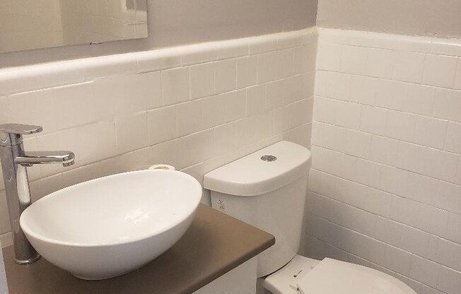 Capitol Hill/ H street - Renovated 1 bedroom apartment w/parking