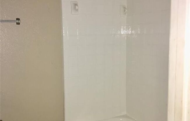 3 beds, 2 baths, $1,250, Unit # 2304