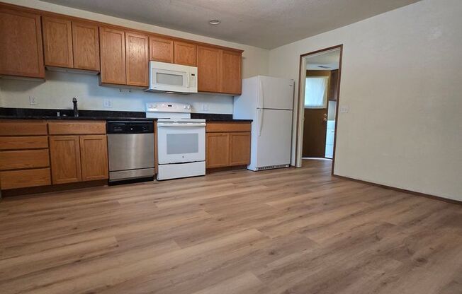 Adorable Maple Leaf ADU with Private Entrance- 2 Bedroom\1 Bathroom