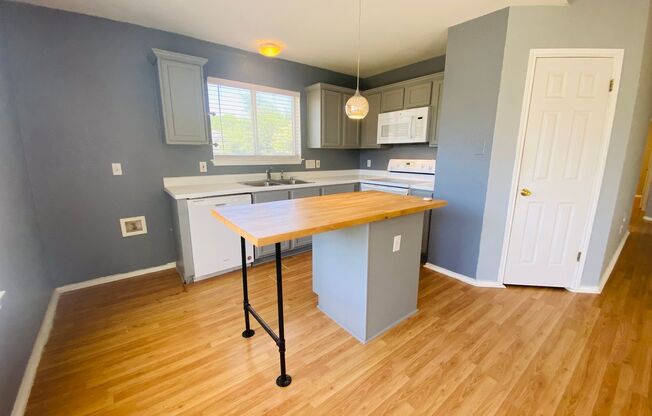 Great well-kept home in South Creek!