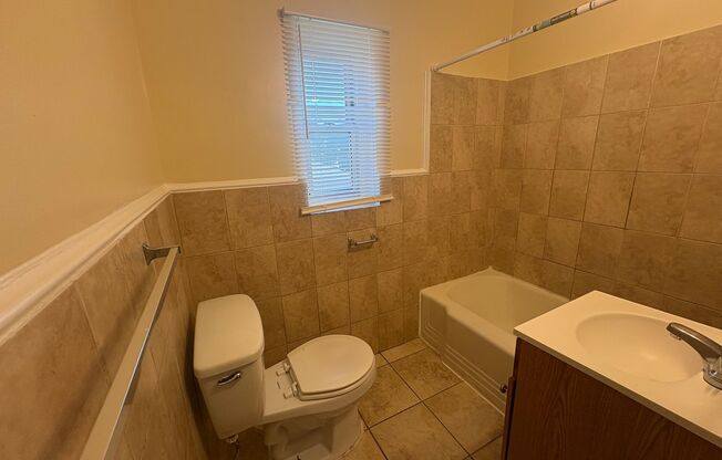 2 beds, 1 bath, $1,150, Unit 2605B