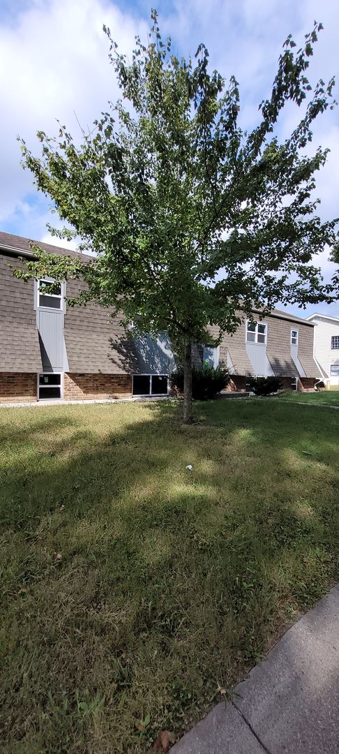 2 beds, 1 bath, $1,050, Unit 702