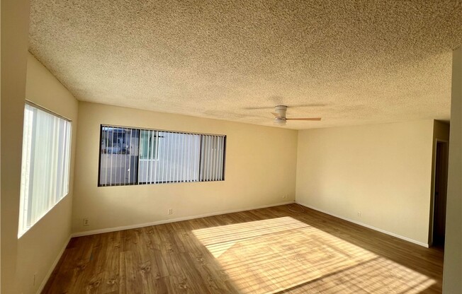 2 beds, 1 bath, 885 sqft, $2,950, Unit 1/2