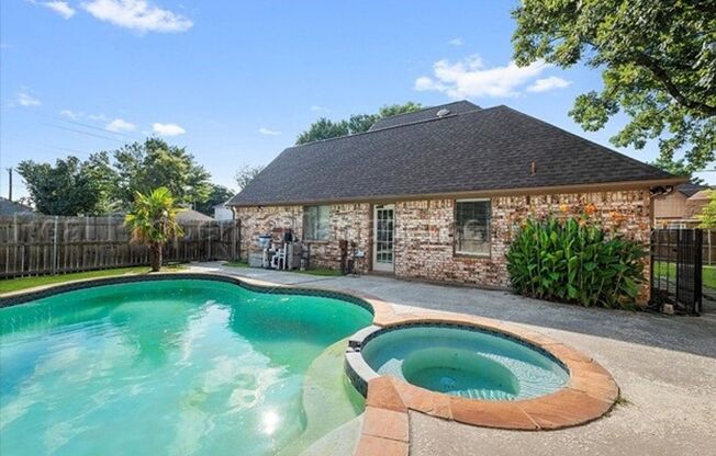 Charming Arlington Home with Pool/Jacuzzi in Established Community with Mansfield ISD