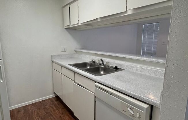 2 beds, 1 bath, 859 sqft, $1,050, Unit 01-003