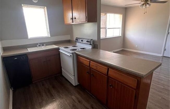 2 beds, 1 bath, 700 sqft, $1,560, Unit 204