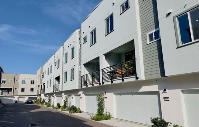 3 bed/3.5 bath Townhome! All renovated with AC & 2 car tandem garage!! 15 mins to SF!!!