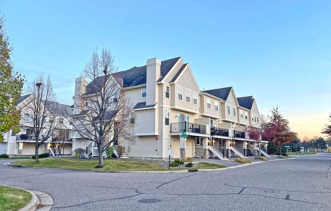 2 Large Bedrooms Plus Loft-Office in Like New Pet-Friendly Townhome, Available Now!