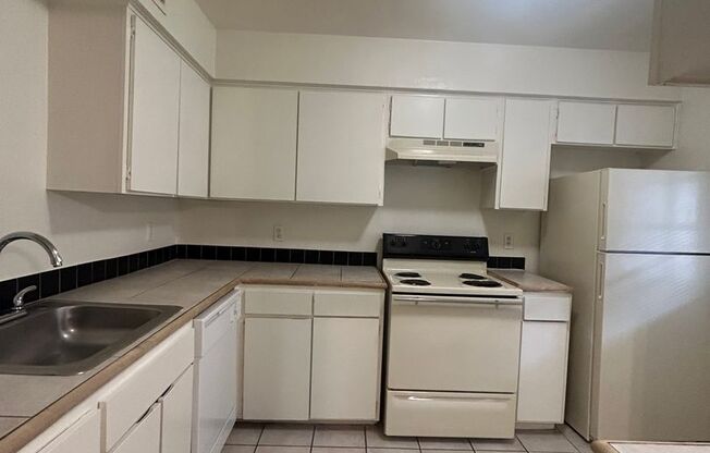 2 beds, 1 bath, 924 sqft, $1,875, Unit OPA-126