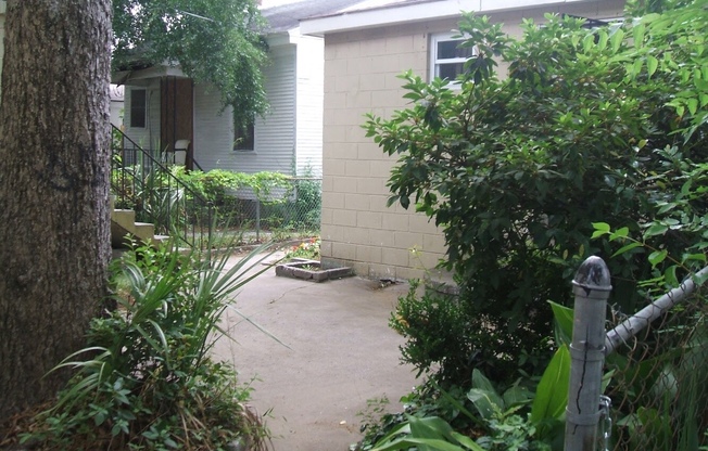 4 Bedroom house---walk to Forsyth in 15 minutes