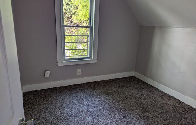 4 beds, 1 bath, $1,200, Unit 346 Weaver Up