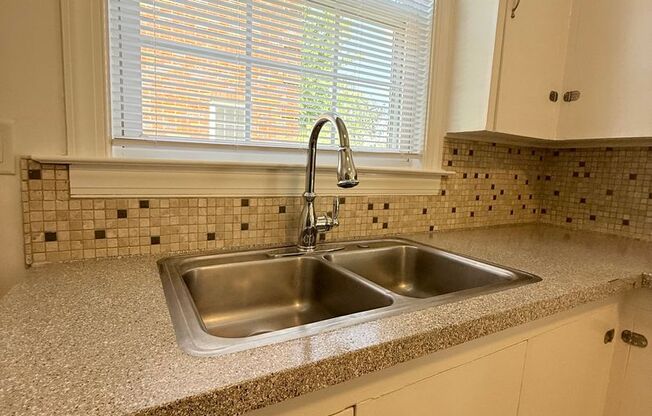 Bright & Spacious 2BR Unit w/ Bay Windows!