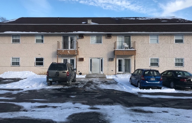 3 beds, 1 bath, $1,095, Unit 3